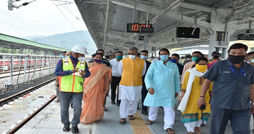 CM त्रिवेंद्र सिंह रावत ने किया ऋषिकेश रेलवे स्टेशन का निरीक्षण, कहा- पर्यटकों को होगी सुविधा CM त्रिवेंद्र सिंह रावत ने किया ऋषिकेश रेलवे स्टेशन का निरीक्षण, कहा- पर्यटकों को होगी सुविधा